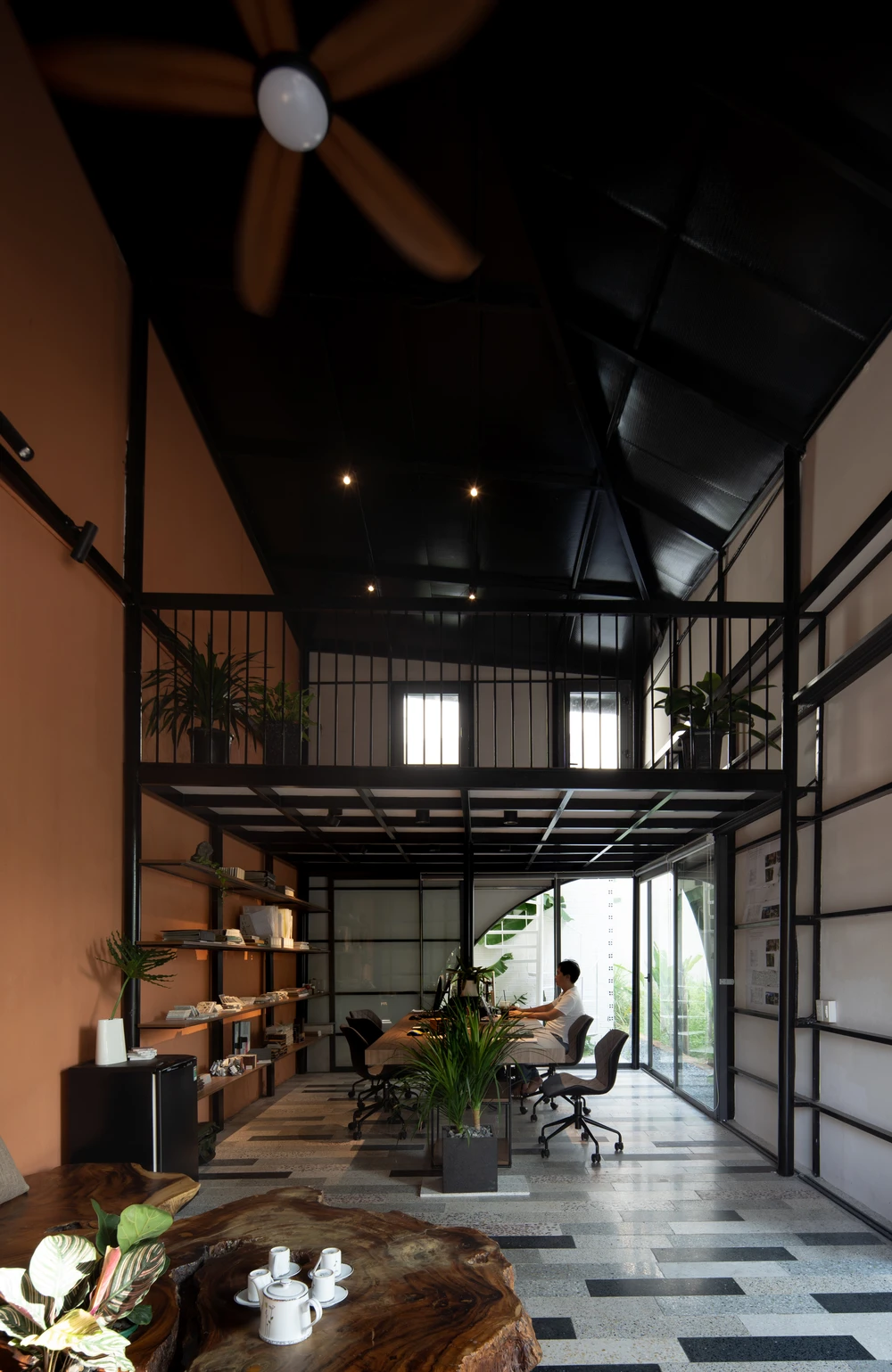 Phần khung công trình được làm toàn bộ bằng sắt thể hiện sự mạnh mẽ, bao bọc là tấm xi măng nhẹ cemboard, cửa lùa làm bằng khung nhôm kính.