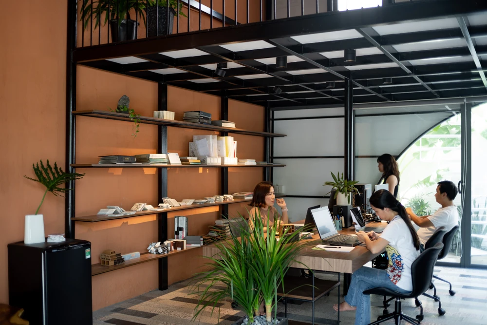 Không gian làm việc tại tầng trệt.