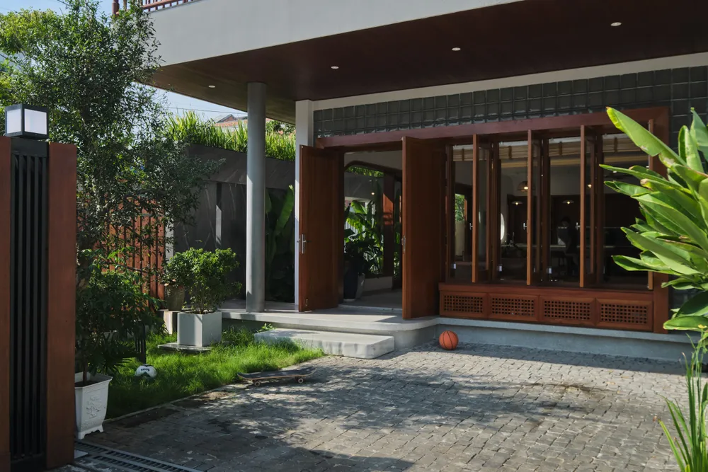 Kiến trúc sư tạo khoảng lùi của hiên nhà, vươn ra hệ mái và ban công để làm giảm ánh sáng trực tiếp từ hướng tây vào công trình.