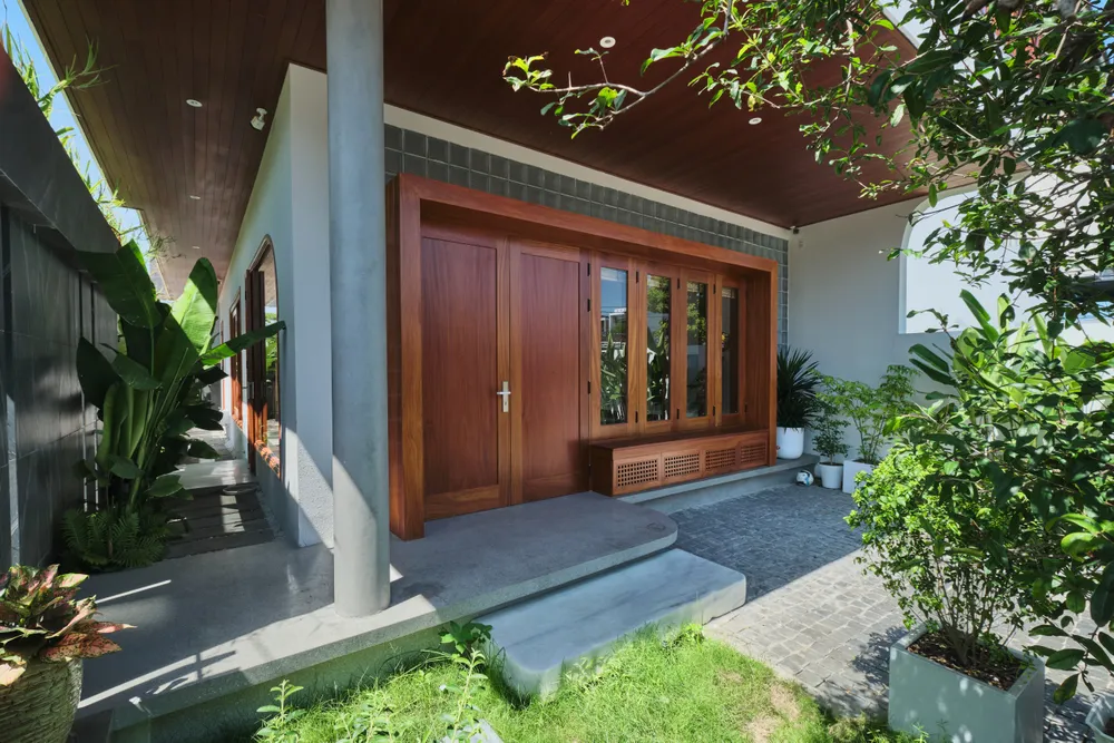 Kiến trúc sư sử dụng những chất liệu thân thiện với môi trường, thích ứng được sự biến đổi của tự nhiên (ánh sáng, nhiệt độ, khí hậu, sự thay đổi theo mùa...).