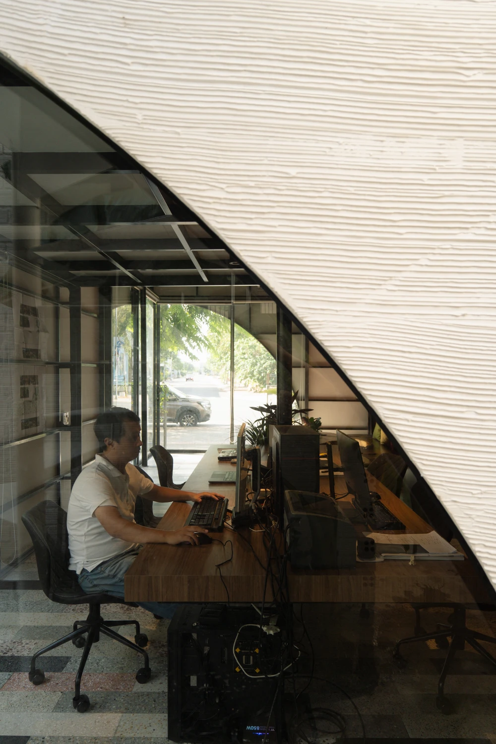 Các ô cửa vòm hình dạng góc tư cung tròn giao nhau tạo không gian mở và sự mềm mại. Mái lợp tôn lệch hình thành mảng mái xiên 4 hướng dốc.