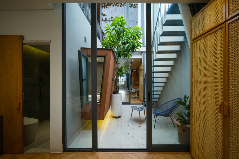 Hai tầng trên là không gian nhà ở, dành cho gia đình gồm hai thế hệ gồm ba, mẹ, con trai và hai em gái.