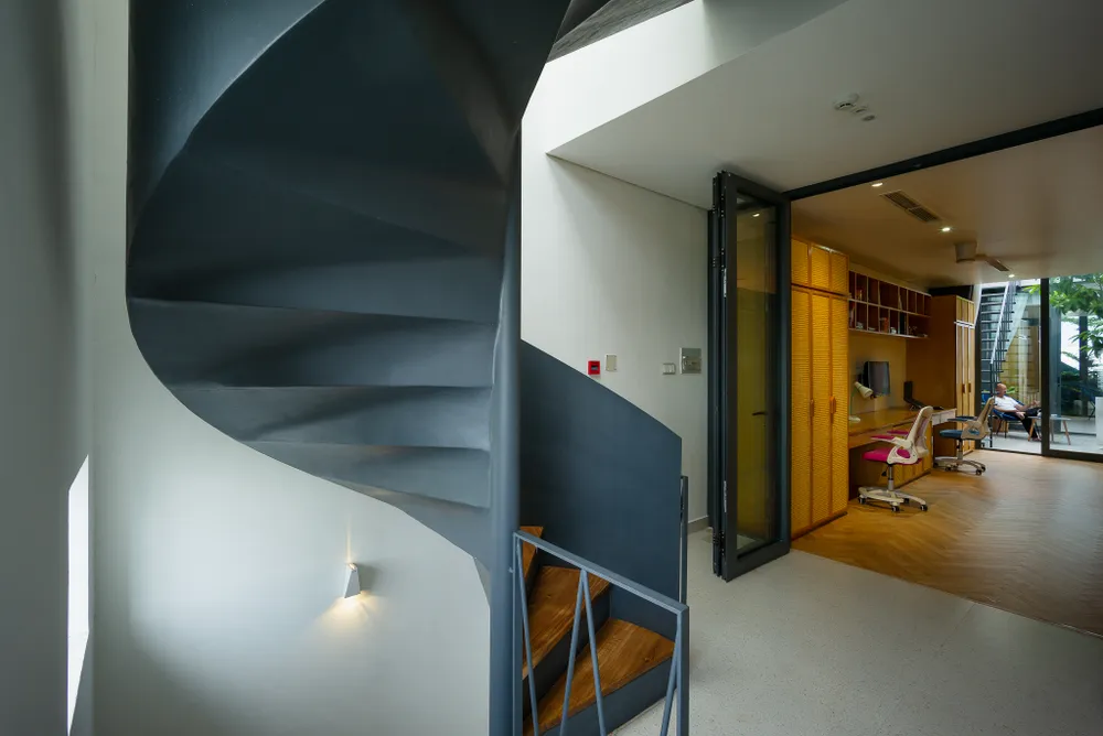 Về khối nhà ở là hai tầng trên cùng, kiến trúc sư kết nối hai tầng này bằng một không gian thông tầng vì vậy việc di chuyển của căn hộ sẽ được linh hoạt hơn.