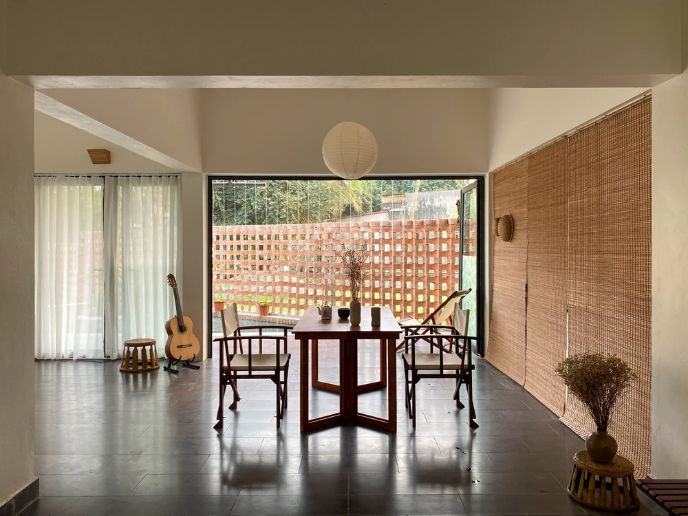 Kiến trúc sư thiết kế mái rộng sẽ tạo được nhiều bóng đổ che nắng, làm mát và cũng không làm chói mắt khi sinh hoạt trong nhà.