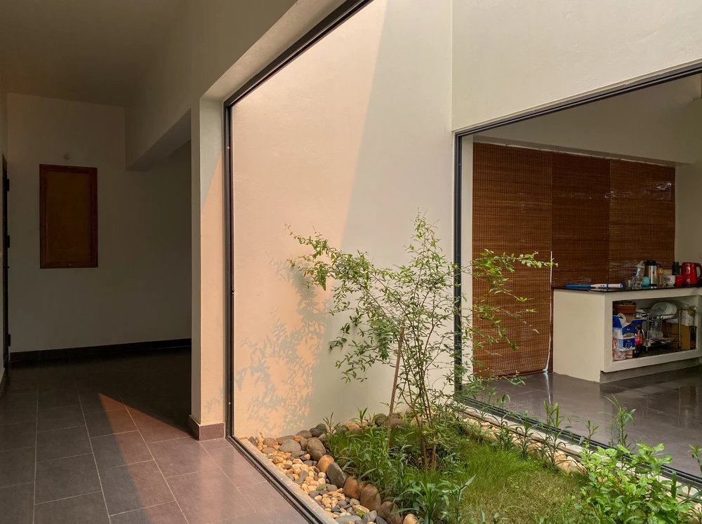 Khác với nhà truyền thống, nhà hướng Nam có bổ sung thêm hai khoảng sân trong để tăng cường sự lưu thông không khí và giúp mọi người gần gũi với thiên nhiên hơn.