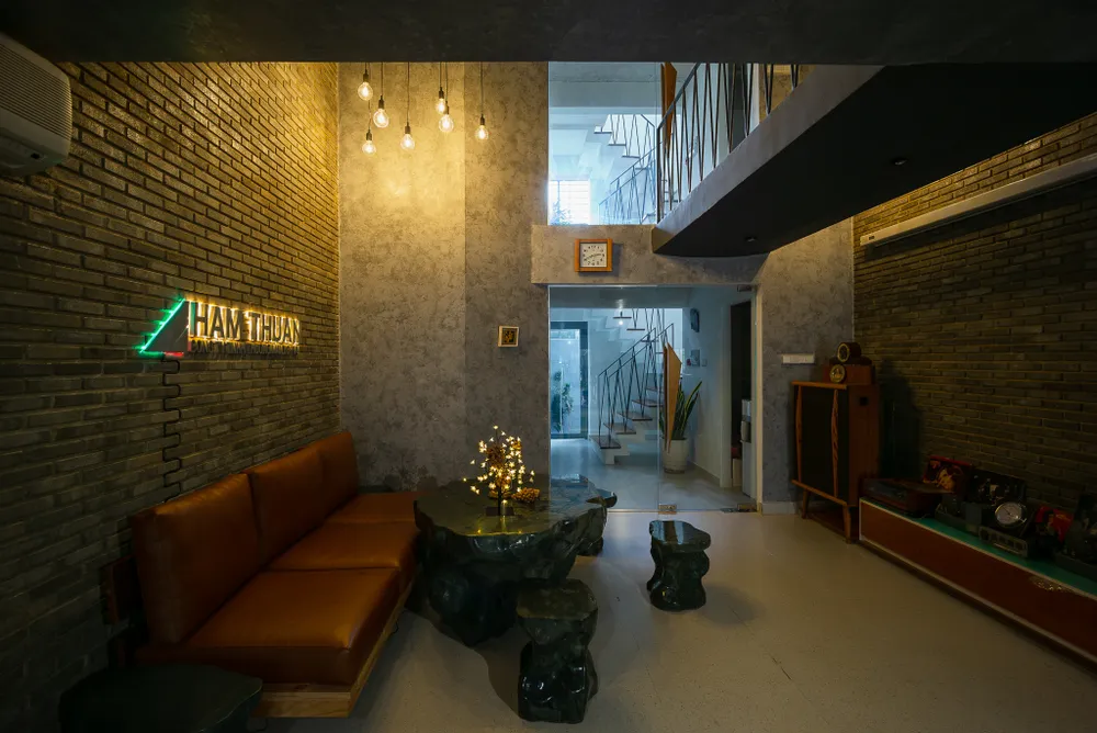 Lõi giao thông chính và khu vệ sinh được bố trí phía sau tạo ra một không gian lớn phía trước.