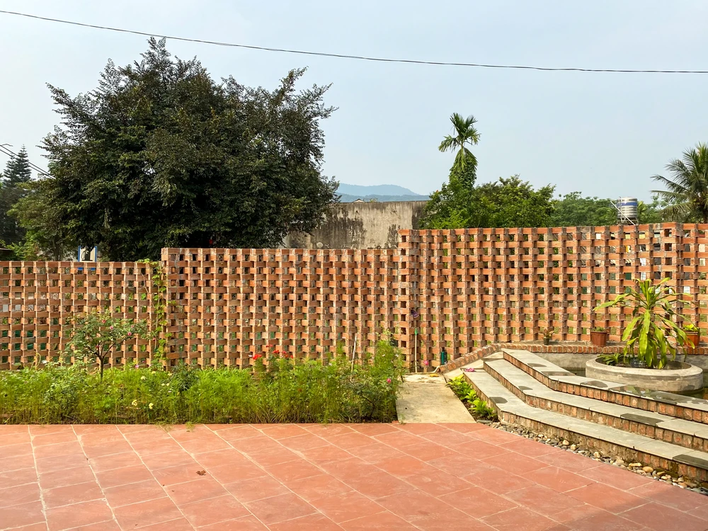 Tường rào cũng được xây từ gạch nung có các lỗ rỗng để những cơn gió đi xuyên qua.