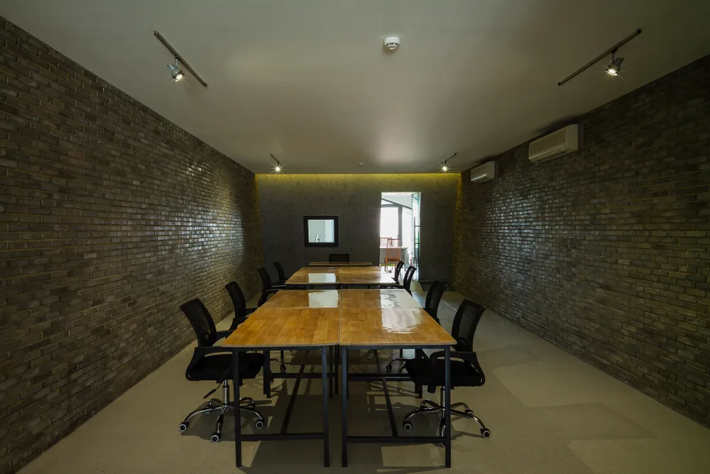 Về khối văn phòng là nơi cần tập trung với cường độ cao và tránh ảnh hưởng tới hiệu quả làm việc, kiến trúc sư đã hạn chế tối đa việc sử dụng ánh sáng mặt trời trực tiếp.