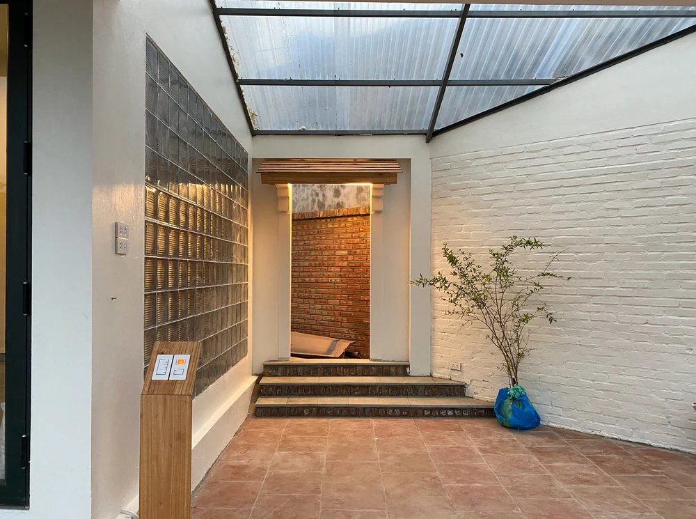 Nhà hướng Nam có mái và hàng hiên rộng, đưa ra xa so với các bức tường, điều này rất thuận lợi với điều kiện khí hậu nhiệt đới là nắng lắm mưa nhiều.