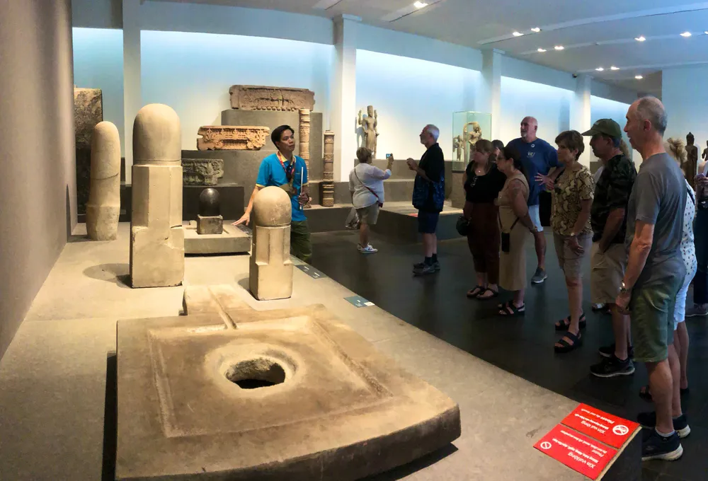 Du khách quốc tế tìm hiểu và tham quan bảo tàng tại TP.HCM. Du khách quốc tế tìm hiểu và tham quan bảo tàng tại TP.HCM.