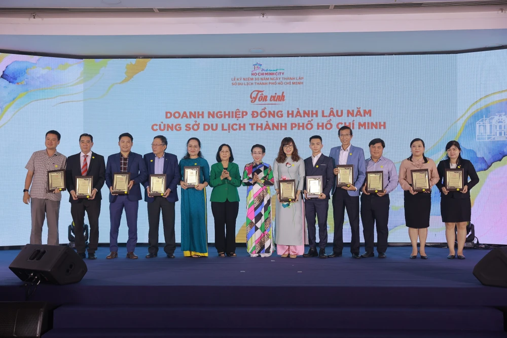 Sở Du lịch tôn vinh doanh nghiệp đồng hành lâu năm. Sở Du lịch tôn vinh doanh nghiệp đồng hành lâu năm.