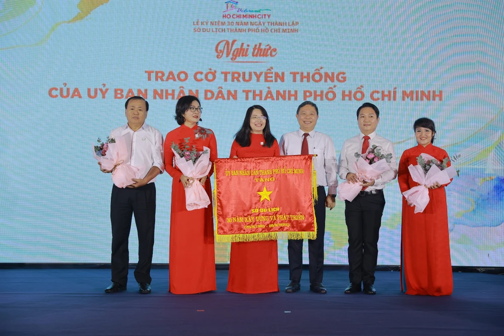 Sở Du lịch TP.HCM đã vinh dự được nhận Cờ truyền thống của UBND TP ghi nhận những đóng góp của Sở Du lịch trong 30 năm qua. Sở Du lịch TP.HCM đã vinh dự được nhận Cờ truyền thống của UBND TP ghi nhận những đóng góp của Sở Du lịch trong 30 năm qua.