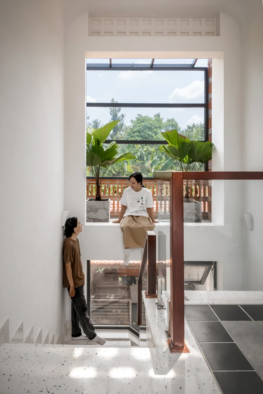 Từ đó, nguồn ánh sáng và gió tự nhiên cũng được bắt trọn và len lỏi đến từng khu vực.