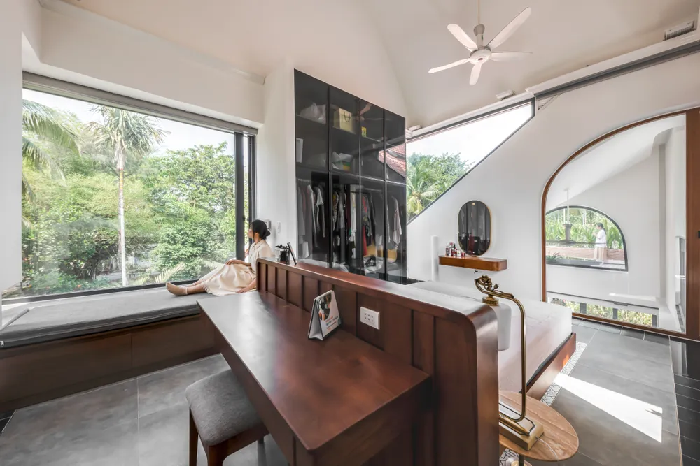 Chị chủ nhà cũng tự thưởng cho bản thân mình một không gian nghỉ ngơi ở tầng trên. Những ô cửa kính lớn đóng mở linh hoạt.