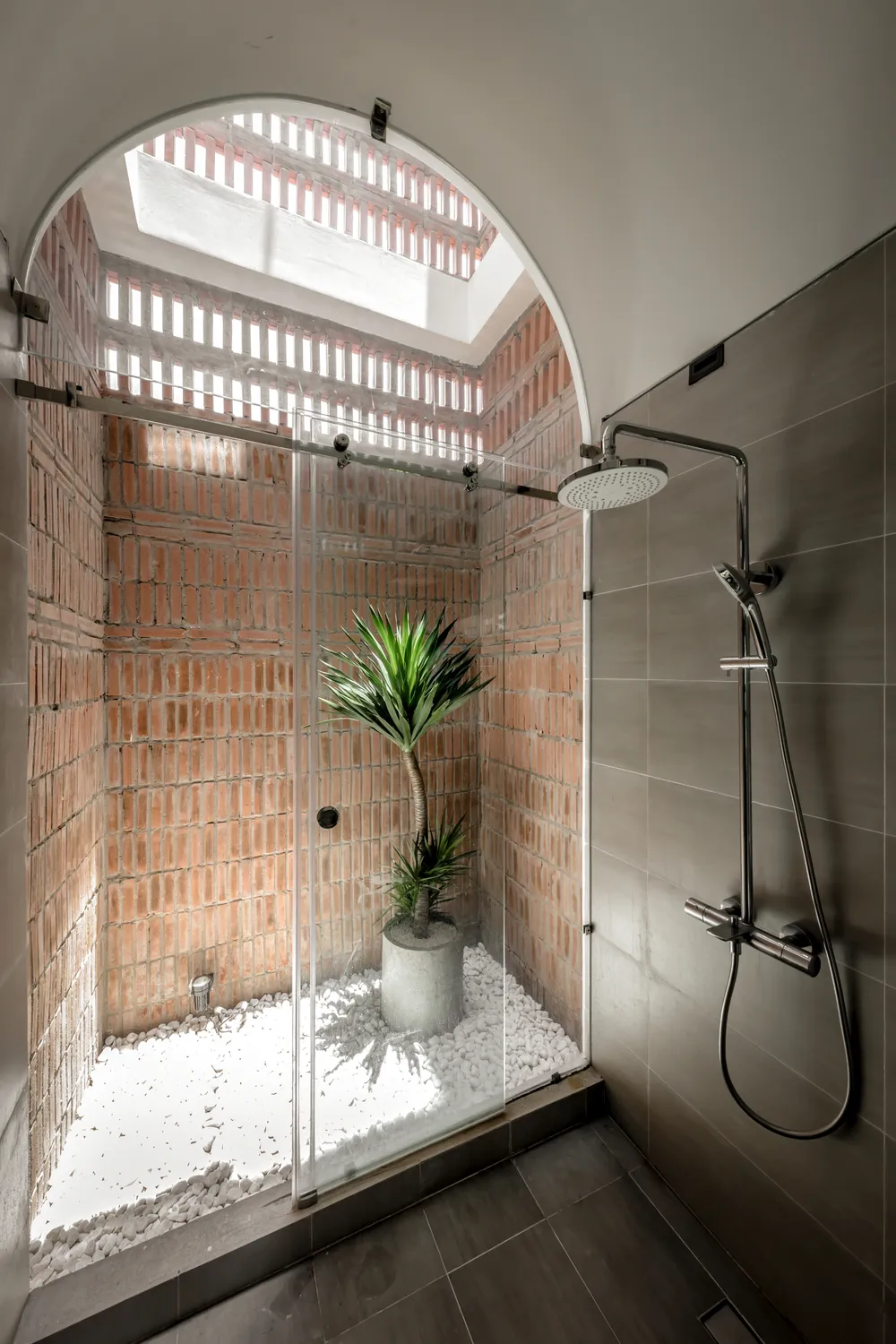 Khu vực vệ sinh thiết kế gần gũi, đón ánh nắng trực tiếp tạo sự thông thoáng, khô ráo cho không gian này.