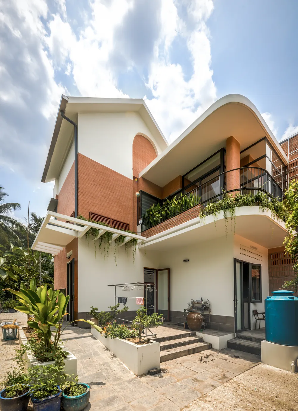 Kiến trúc sư Công ty Kiến trúc Xây dựng Đất Thủ phải tìm cách hình thành một ngôi nhà hiện đại nhưng gia đình vẫn cảm thấy gần gũi với nếp nhà đã gắn bó hơn ba thập kỷ và gần gũi với vùng đất.