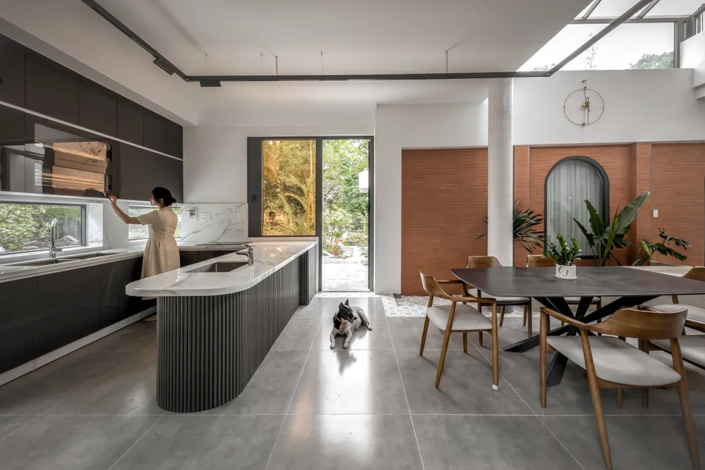 Công năng nhà được ngăn cách nhẹ nhàng bởi những vật dụng như bàn, ghế.