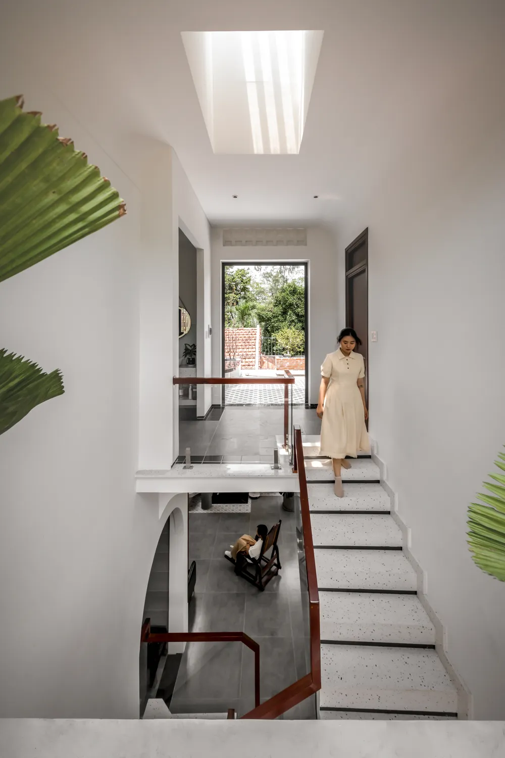 Kiến trúc sư đã sử dụng nguyên tắc đối lưu không khí, bằng cách bố trí hệ cửa chớp trên trần nhà cùng thiết kế thông tầng.