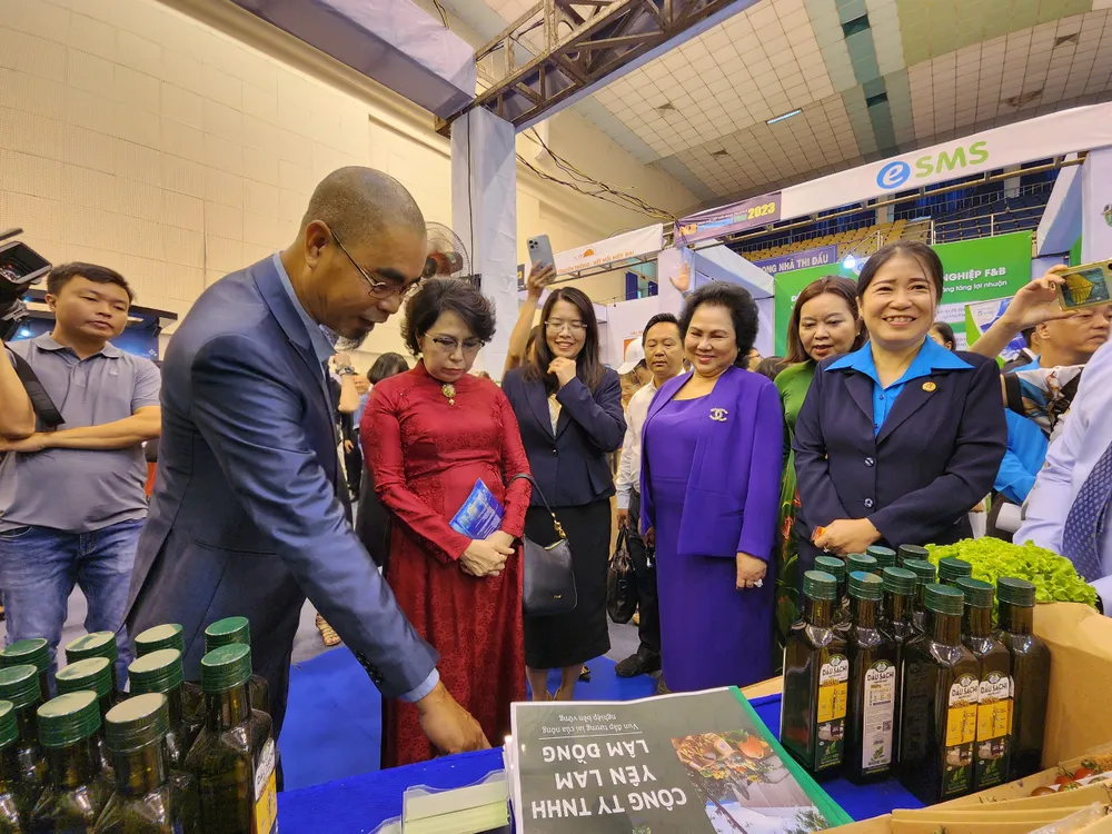 Lãnh đạo UBND quận tham quan các gian hàng triển lãm.