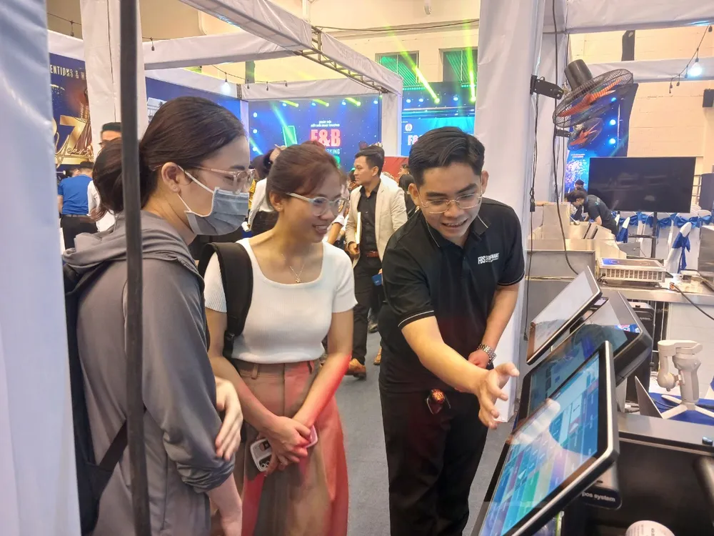 Khu trải nghiệm “Ứng dụng công nghệ, chuyển đổi số và thực tế ảo&quot;.