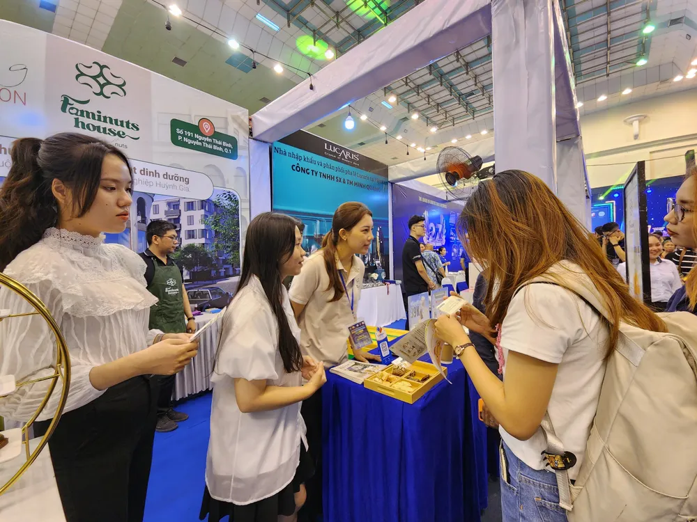 Du khách tham quan gian hàng tại ngày hội.