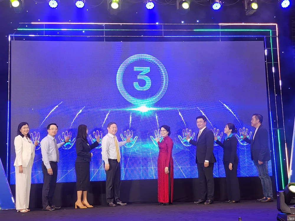 Lãnh đạo TP.HCM, UBND quận 1 và sở ngành, hiệp hội ẩm thực TP.HCM thực hiện nghi thức khai mạc.