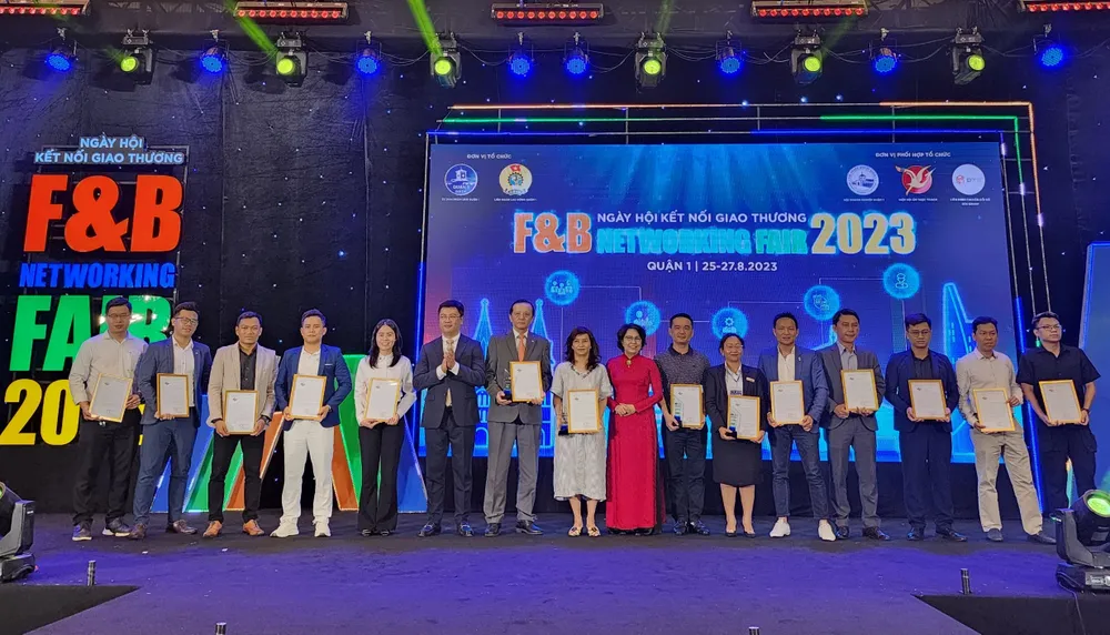 Lãnh đạo UBND quận 1 gửi thư cảm ơn các đơn vị đồng hành cùng ngày hội.