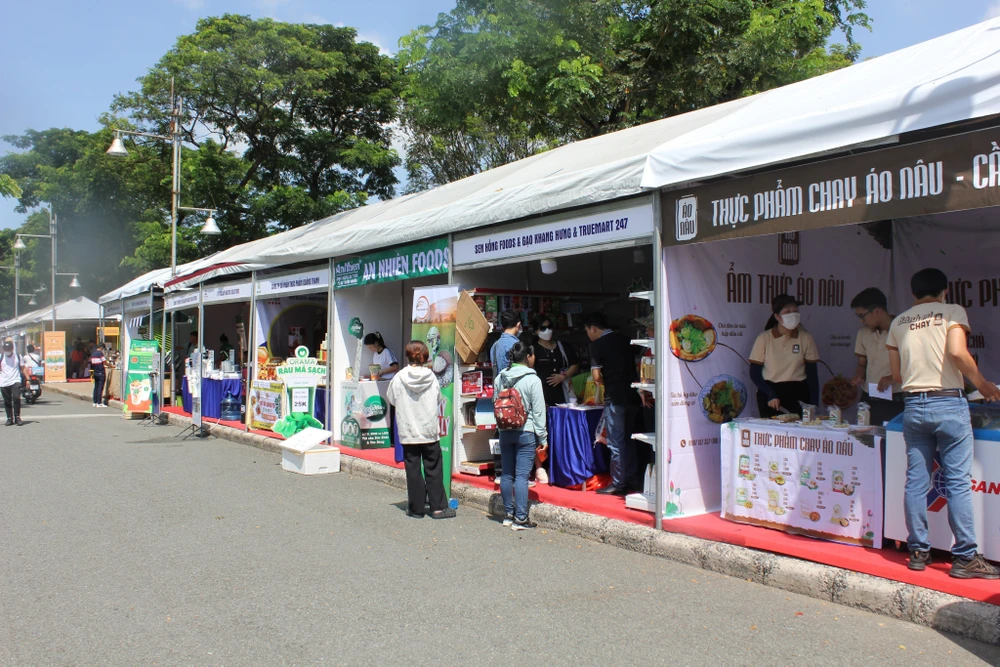 150 gian hàng trưng bày, giới thiệu sản phẩm, quảng bá phát triển du lịch.