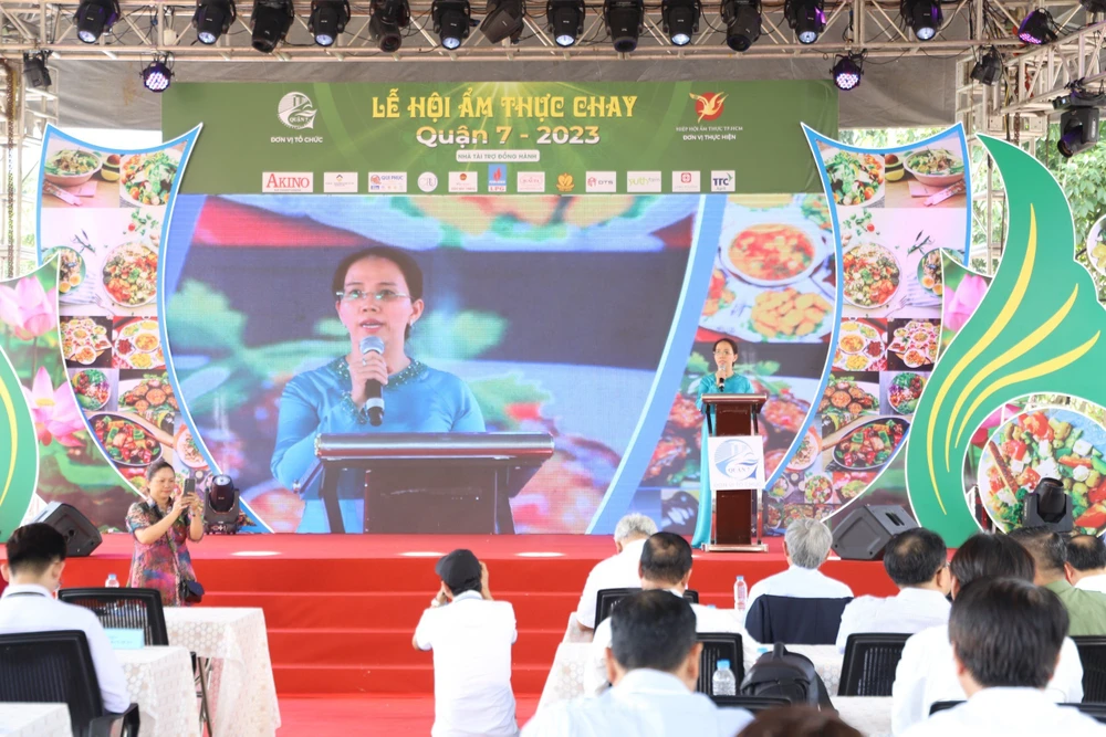 Bà Nguyễn Thị Bé Ngoan, Phó Chủ tịch UBND quận 7 phát biểu.