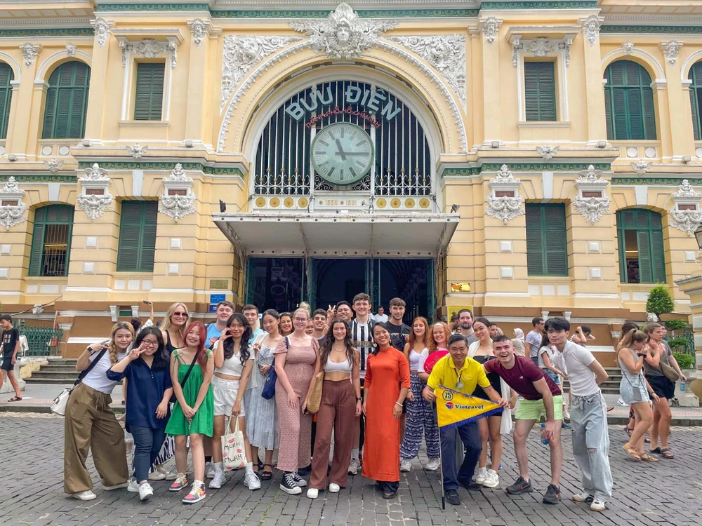 Du khách quốc tế tham quan Bưu điện TP.HCM.