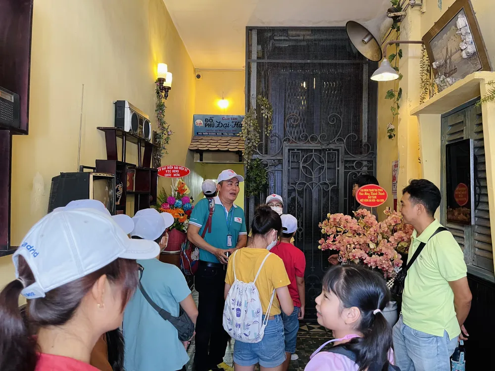 Đoàn di chuyển đến Bảo tàng BĐSG Gia Định ( 145 Trần Quang Khải, quận 1). Đoàn di chuyển đến Bảo tàng BĐSG Gia Định ( 145 Trần Quang Khải, quận 1).