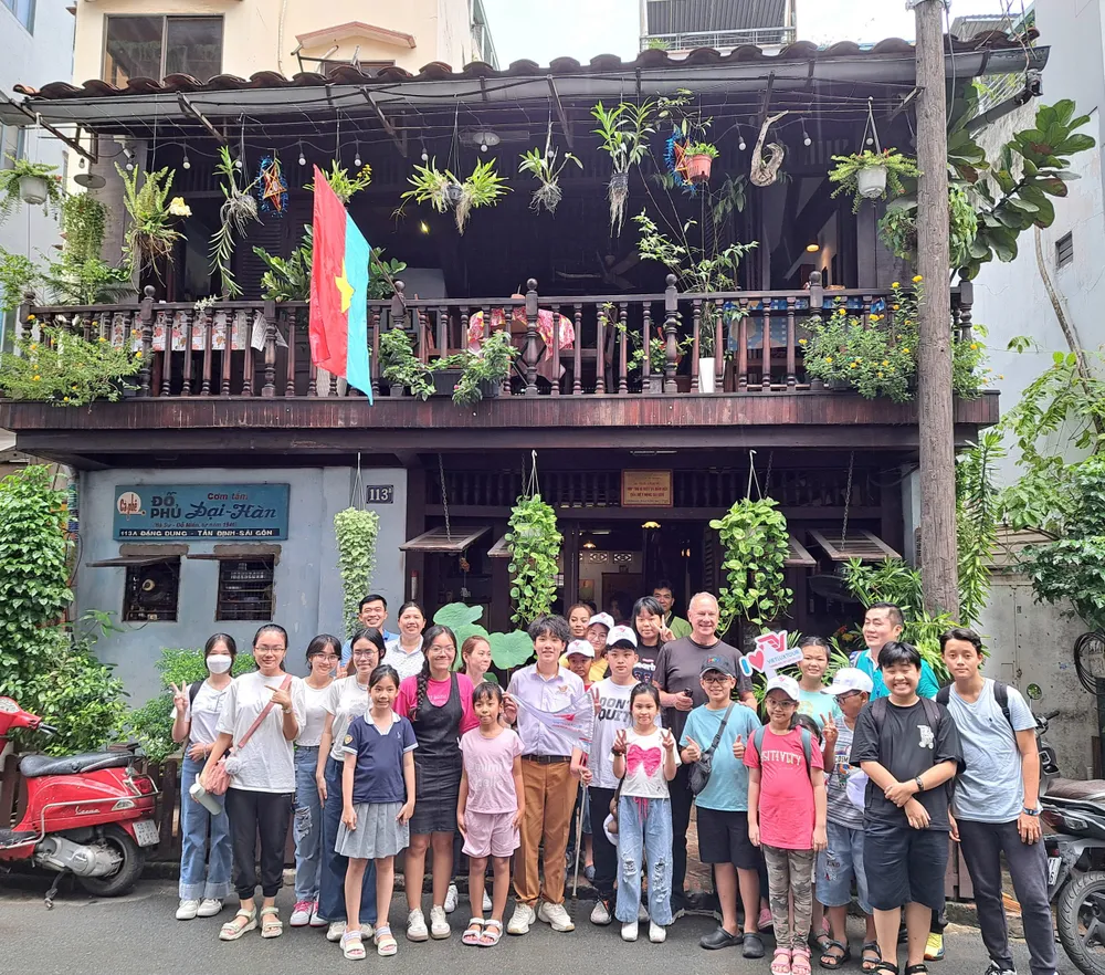 Đoàn tham quan hộp thư bí mật và hầm nổi của Biệt Động Sài Gòn tại quán cà phê Đỗ Phủ (113A, đường Đặng Dung, quận 1). Đoàn tham quan hộp thư bí mật và hầm nổi của Biệt Động Sài Gòn tại quán cà phê Đỗ Phủ (113A, đường Đặng Dung, quận 1).