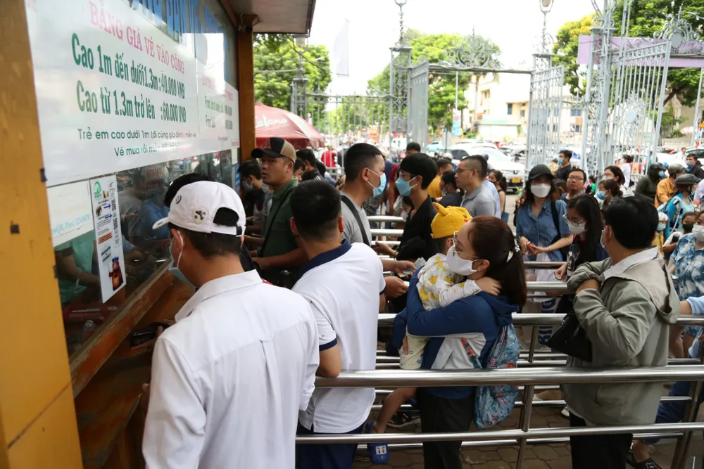 Trong ngày đầu nghỉ lễ dịp 2-9, nhiều người dân lựa chọn các chương trình tham quan nội thành TP.HCM. Trong ngày đầu nghỉ lễ dịp 2-9, nhiều người dân lựa chọn các chương trình tham quan nội thành TP.HCM.