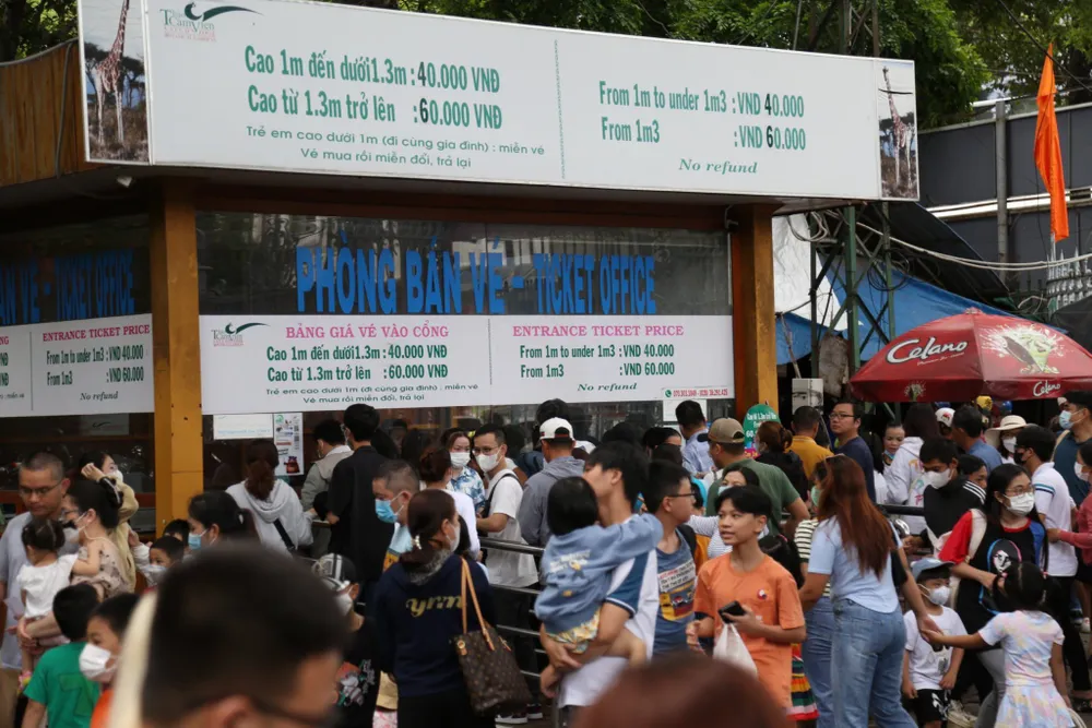 Người dân xếp hàng chờ mua vé vào Thảo Cầm Viên vào sáng ngày 1-9. Người dân xếp hàng chờ mua vé vào Thảo Cầm Viên vào sáng ngày 1-9.