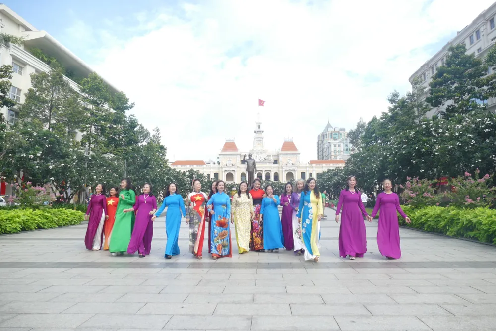 Nhân dịp lễ Quốc khánh, người dân diện trang phục áo dài tại phố đi bộ Nguyễn Huệ. Nhân dịp lễ Quốc khánh, người dân diện trang phục áo dài tại phố đi bộ Nguyễn Huệ.