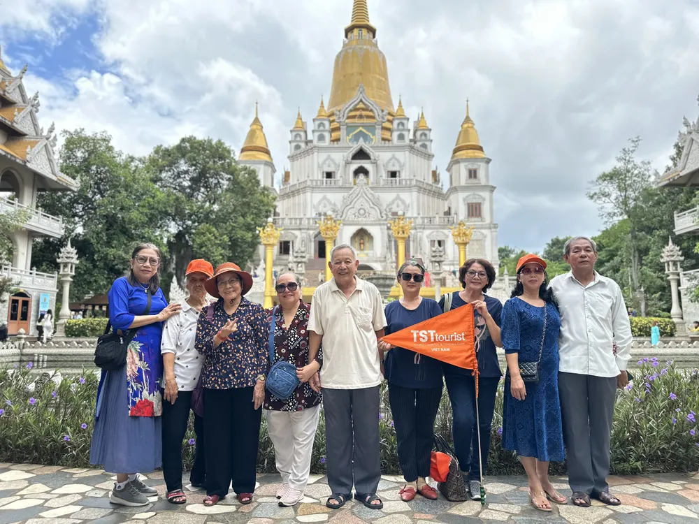 Du khách chọn tour tham quan nội thành, cụ thể là tour tham quan các điểm đến tại TP Thủ Đức do Công ty TSTTourist tổ chức. Du khách chọn tour tham quan nội thành, cụ thể là tour tham quan các điểm đến tại TP Thủ Đức do Công ty TSTTourist tổ chức.