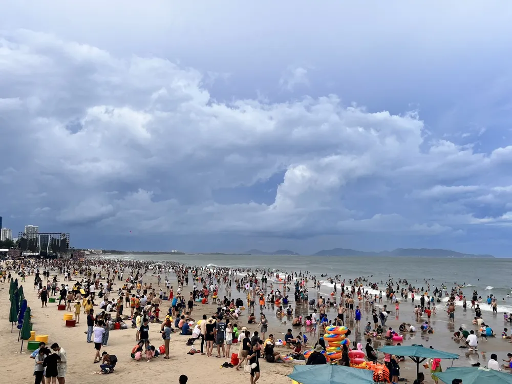 Du khách tắm biển trong 4 ngày khoảng 242.000 lượt, tăng 45,78% so với cùng kỳ 2022.