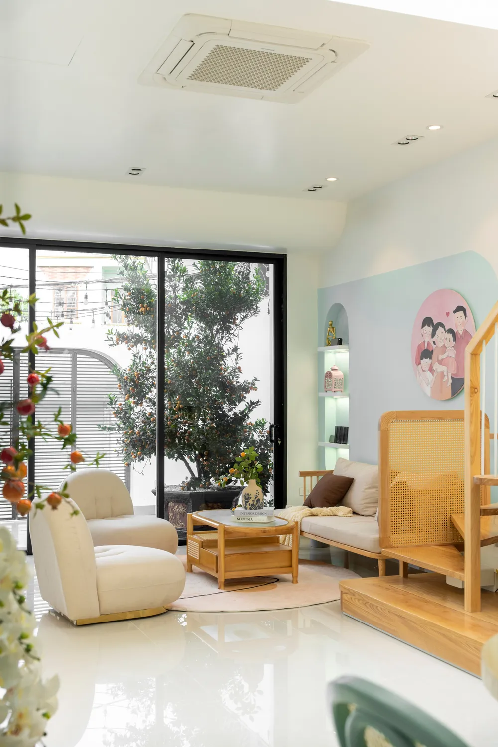 Tầng một treo tranh vẽ cả nhà, hồng hồng xinh xinh, đáng yêu nhưng không hề phô trương.