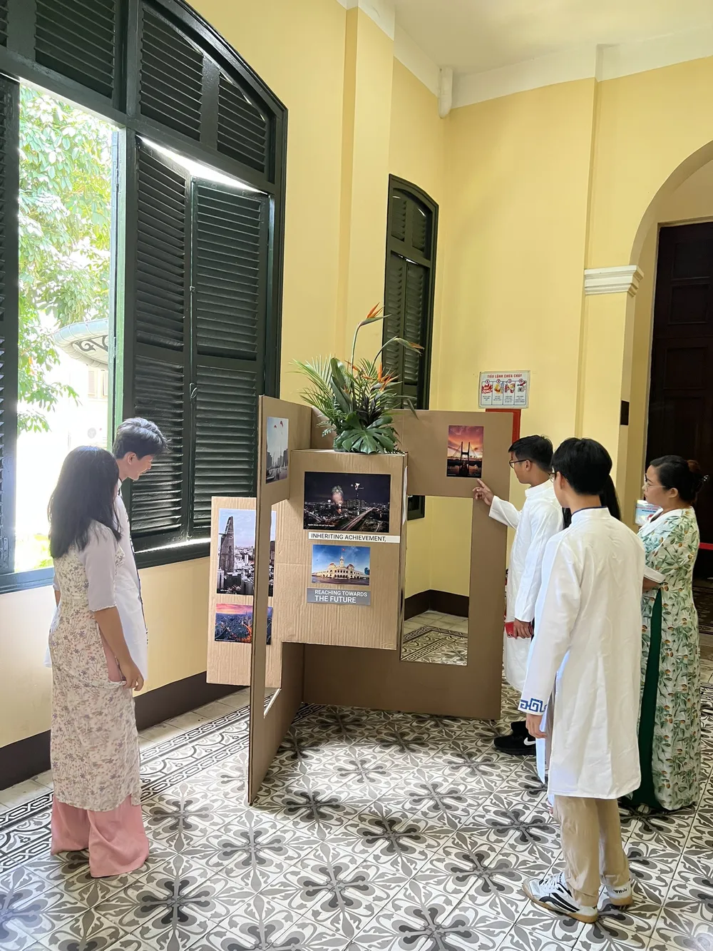 Du khách tham quan các thiết kế quà lưu niệm du lịch TP năm 2023 và gần 100 loại ấn phẩm quảng bá du lịch.