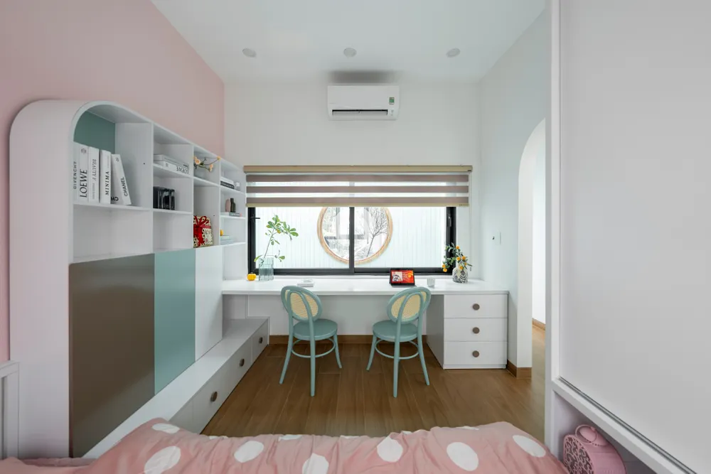Bàn học bố trí trong phòng ngủ rộng rãi thoải mái cho hai người ngồi.