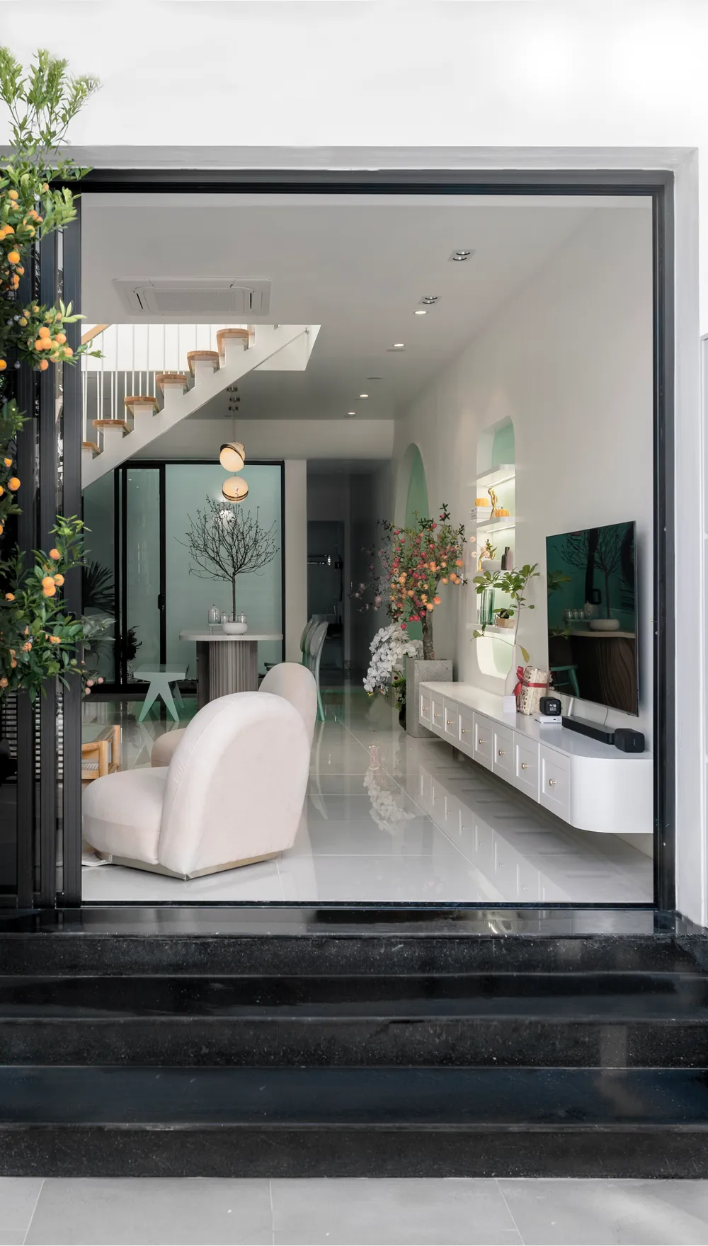 Kiến trúc sư thiết kế phòng khách, phòng ăn và bếp nối dài.