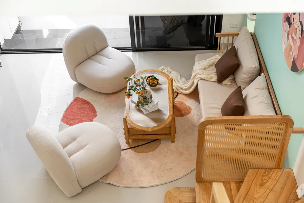 Màu trắng nhà sáng phối thêm với chất gỗ sồi đủ để tạo độ đầm, trầm, ấm cho không gian.