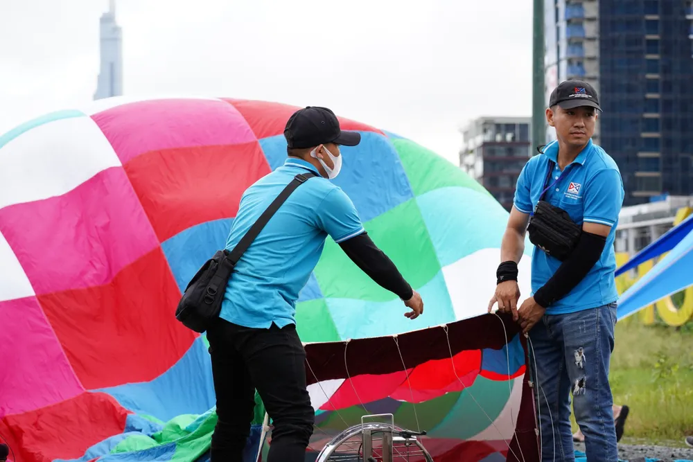 Dù điều kiện thời tiết không thuận lợi, ban tổ chức vẫn kiểm tra kỹ thuật an toàn và cố gắng thả khinh khí cầu để phục vụ người dân.