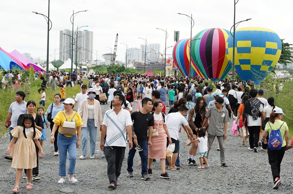 Từ sáng sớm đến chiều muộn ngày 2-9, người dân TP.HCM nườm nượp đến xem màn trình diễn thả khinh khí cầu tại TP Thủ Đức.