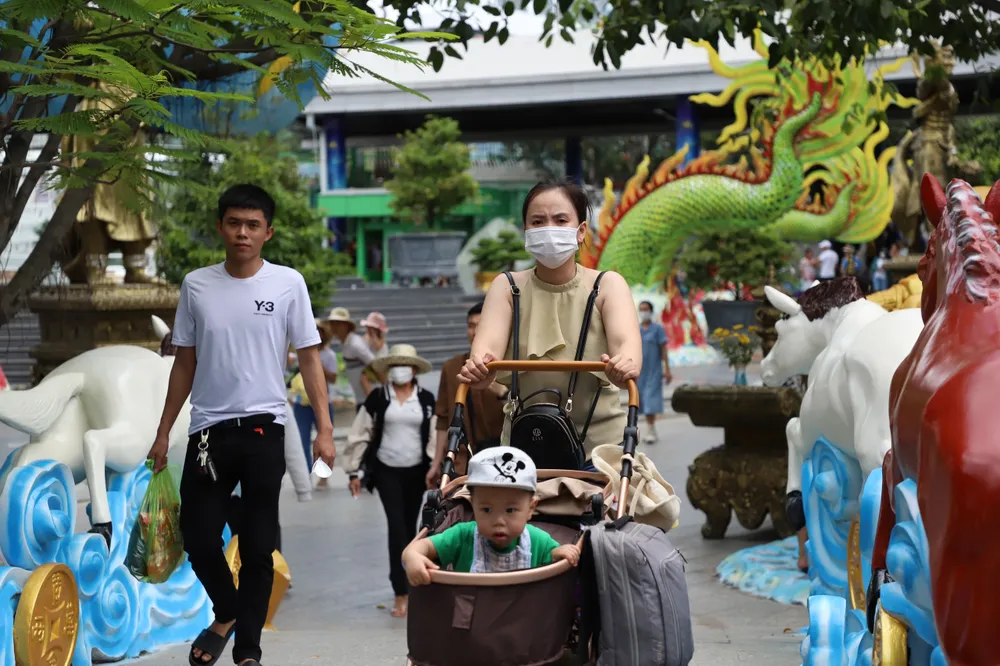 Nhiều gia đình đưa con nhỏ đến Suối Tiên từ rất sớm.