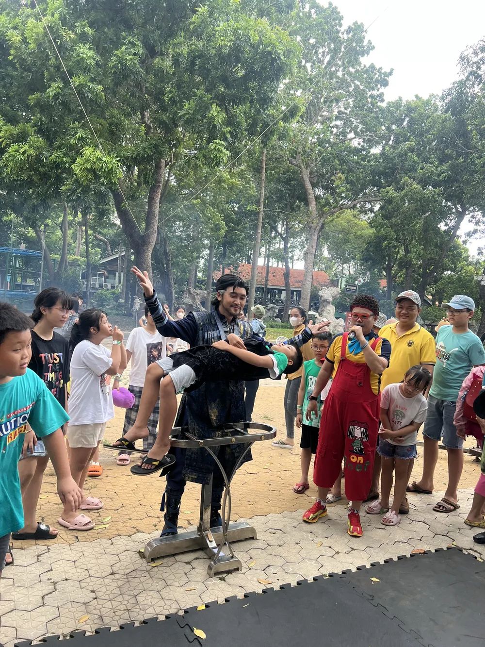 Du khách và các em thiếu nhi được đắm mình trong thế giới của các nhân vật của Tranformers với robot khổng lồ, 5 anh em siêu nhân cùng các nhân vật mascot đáng yêu.