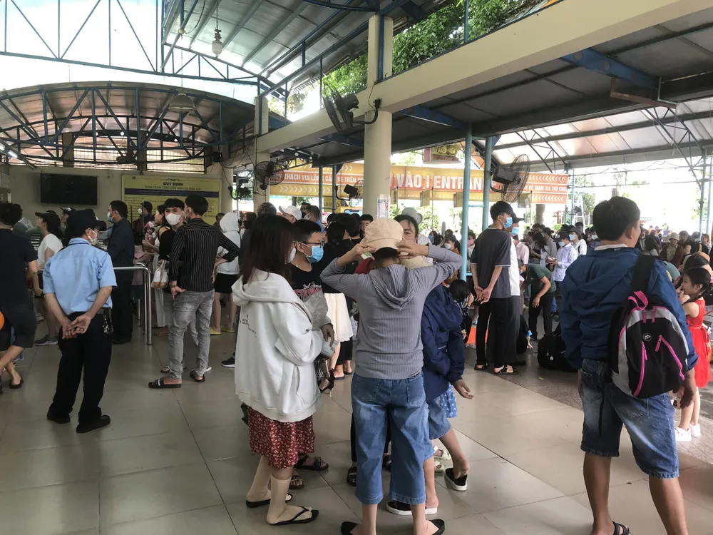 Tương tự, Công viên Văn hóa Đầm Sen cũng thu hút rất đông du khách với nhiều chương trình ưu đãi hấp dẫn như miễn phí vào cổng hoặc giảm 50% giá vé trọn gói các loại dành cho tất cả du khách có sinh nhật trong tháng 9; miễn phí vé trọn gói cho du khách có sinh nhật ngày 2-9.