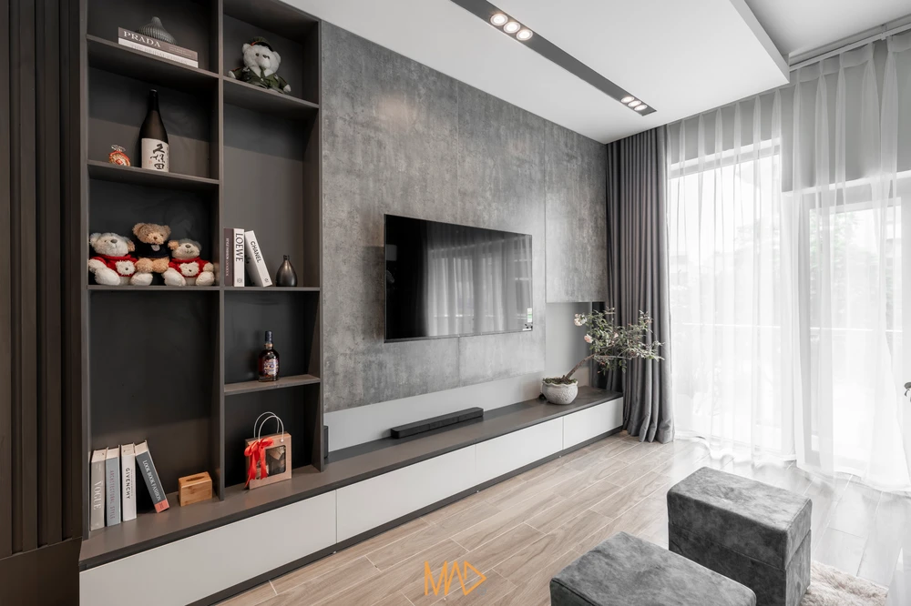 Phía sau nhà không thể mở cửa sổ hay lối đi, do đó kiến trúc sư MAD.e Studio đã thiết kế giếng trời để lấy sáng.