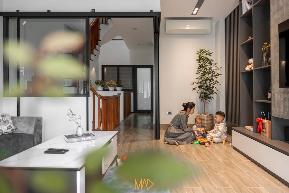 Khi cả nhà quây quần, khoảng đệm nhỏ là nơi trẻ con có không gian riêng để đùa giỡn; mẹ và bà thì ngồi sofa lớn, thoải mái xem tivi mà không bị quấy rầy.