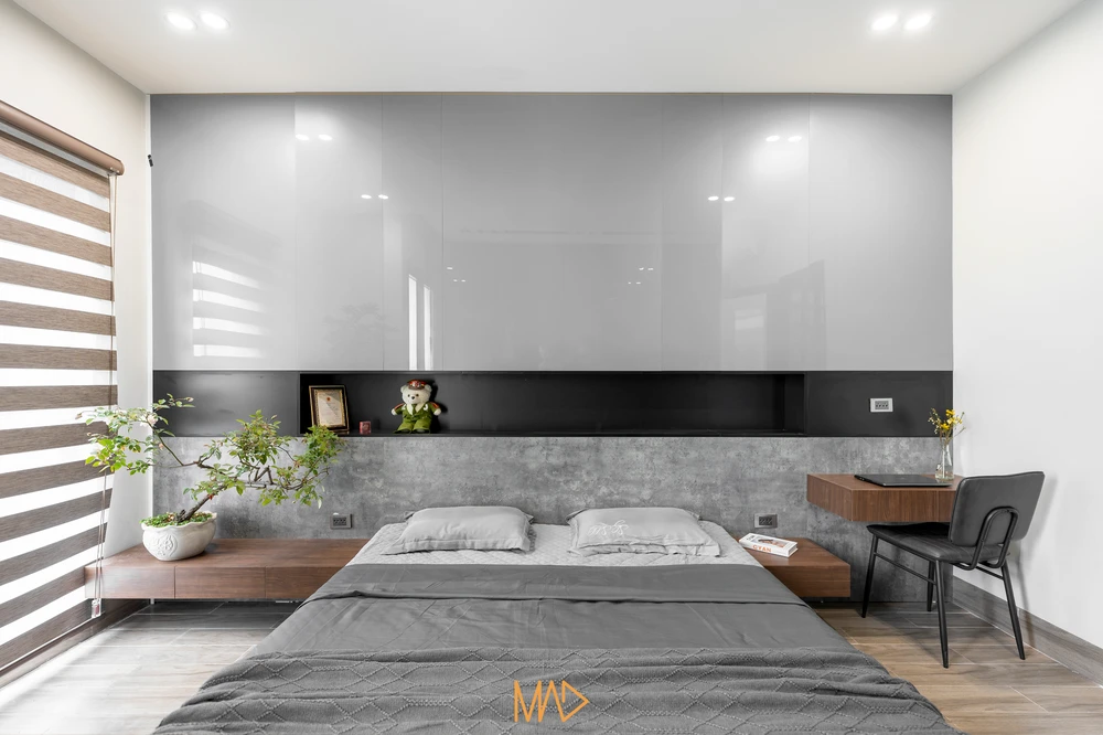 Phòng ngủ master ở tầng ba, cạnh giường là chiếc ghế ngồi đọc sách cho những ngày lười biếng không muốn ra ngoài.